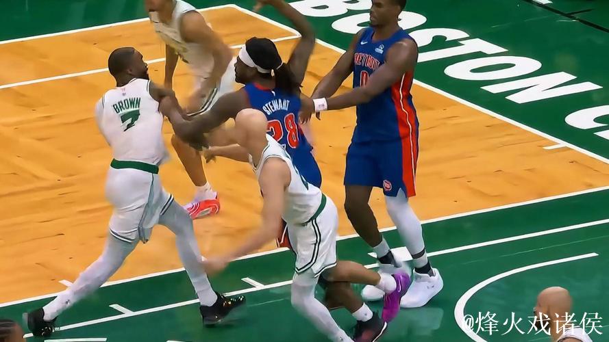 杰伦-布朗和斯图尔特篮下卡位时发生冲突，双方各领一个技犯