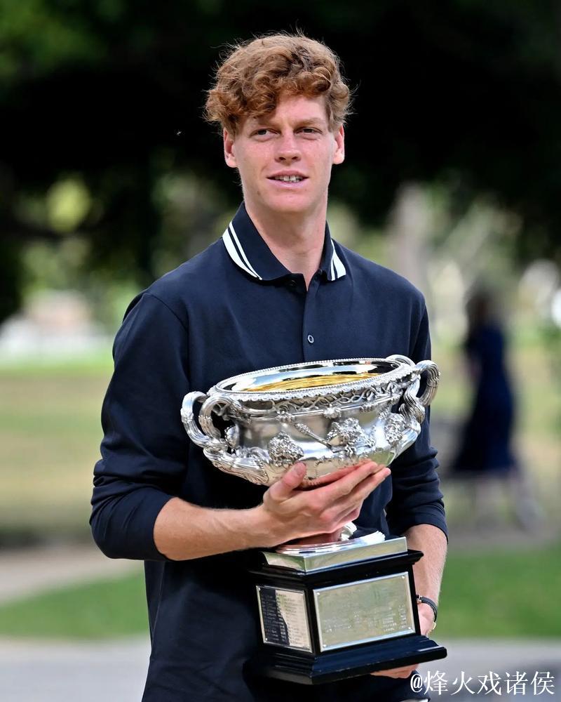 辛纳卫冕澳网男单冠军 再次享受澳网冠军胜利时刻